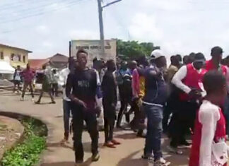 “Ekiti Election Tension Over Vote Buying” — Youths Chase EFCC Operatives From Polling Unit As Bejide Alleges Inducement, Adaramodu Denies Crisis